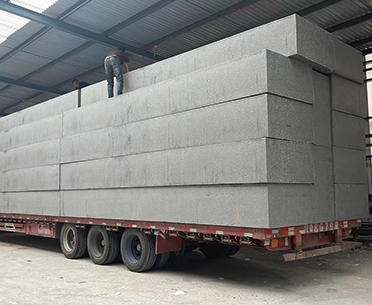 赤峰巖棉板因其出色的耐火性和保溫效果，在建筑行業(yè)得到了廣泛應(yīng)用